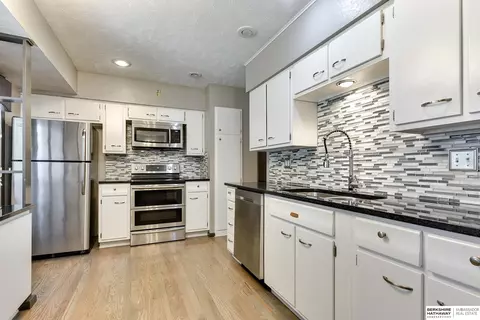 9474 Maple St, Omaha, NE 68134