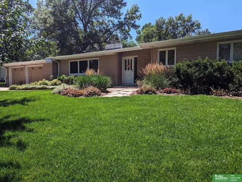 916 Crestridge Rd, Omaha, NE 68154
