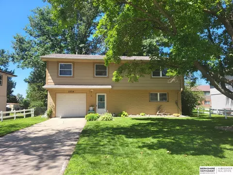 23714 Cedar Dr, Waterloo, NE 68069