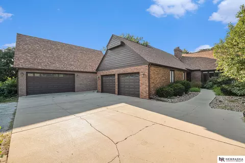 4601 Pagoda Ln, Lincoln, NE 68516