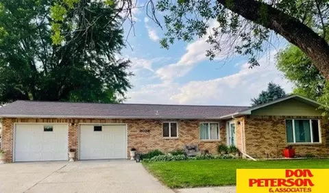 302 E Park St, Hartington, NE 68739