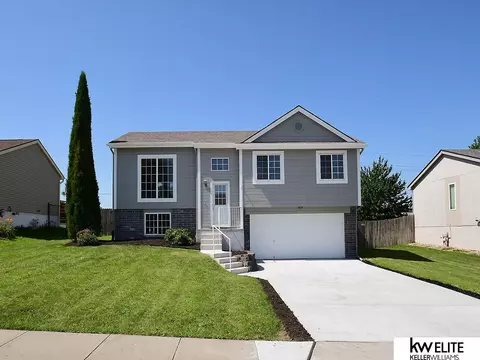 1109 Devon Dr, Papillion, NE 68046