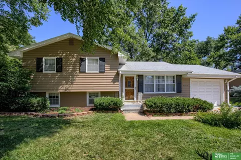 10922 Leavenworth St, Omaha, NE 68154