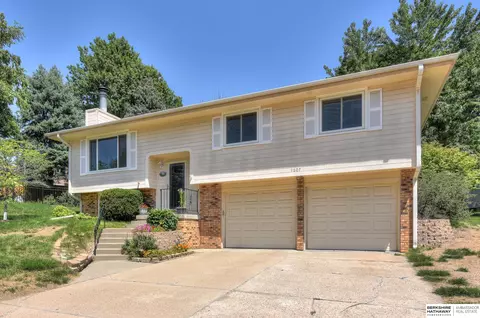 1607 N 152nd Plz, Omaha, NE 68154
