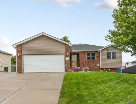 225 Orchard Pl, Hickman, NE 68372