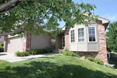 4908 Fountain Dr, Papillion, NE 68133