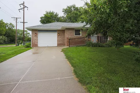 801 S Valley View St, Valley, NE 68064