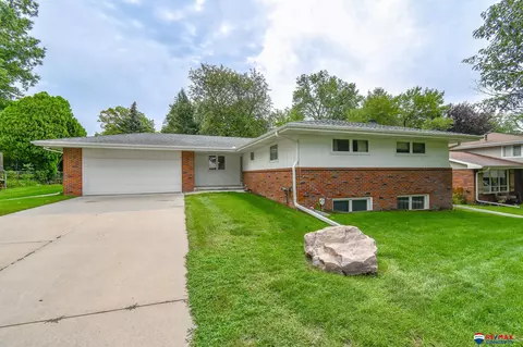 830 Cottonwood Dr, Lincoln, NE 68510