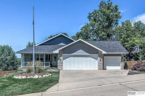 5710 T St, Omaha, NE 68117