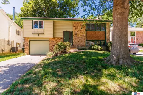 1925 Manor Ct, Lincoln, NE 68506