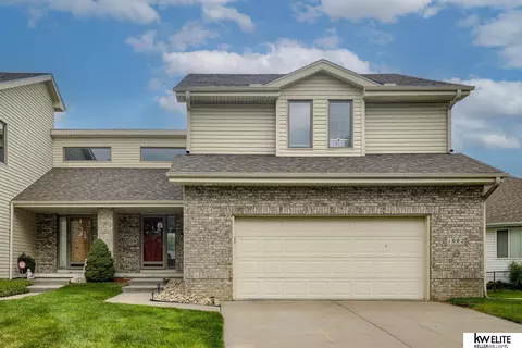 1002 Shoal Pointe Dr, Carter Lake, IA 51510