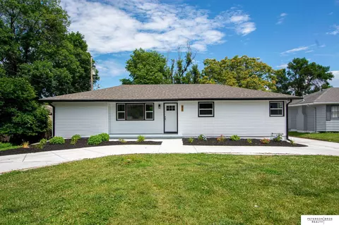 657 N 85th St, Omaha, NE 68114