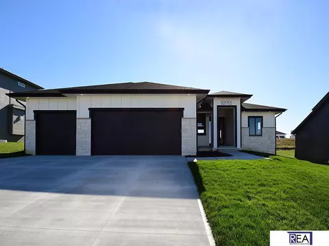 10911 Bearcreek Dr, Papillion, NE 68046