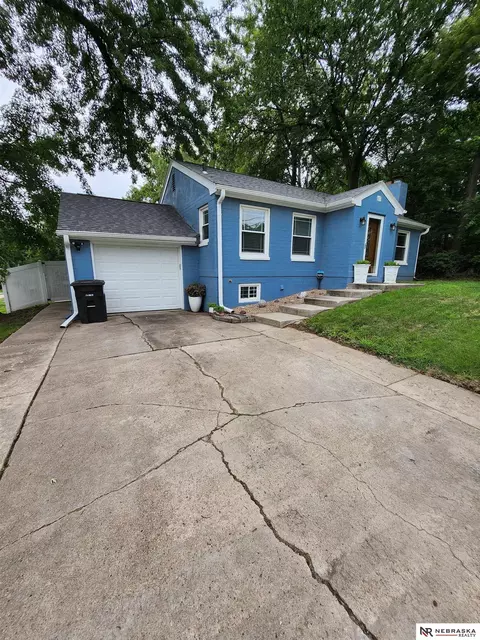 7911 Lake St, Omaha, NE 68134
