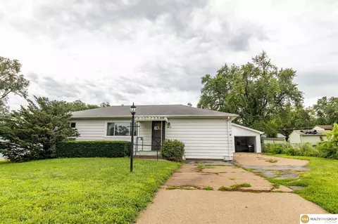 8619 Nicholas St, Omaha, NE 68114