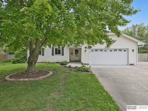 818 Kilkinny Cir, Papillion, NE 68046