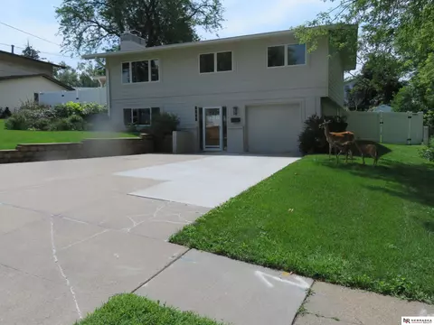 1228 St Andrews Rd, Bellevue, NE 68005