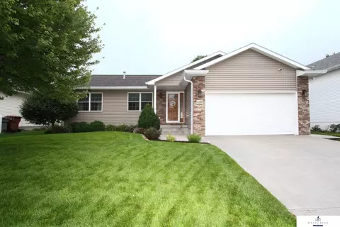 3281 Prairieview Dr, Lincoln, NE 68504