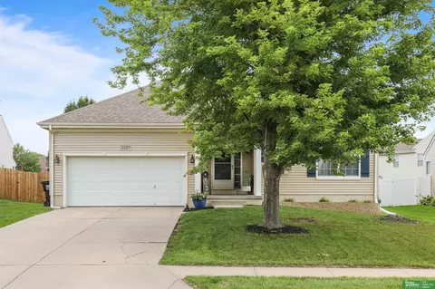 2107 Petersen Dr, Papillion, NE 68046