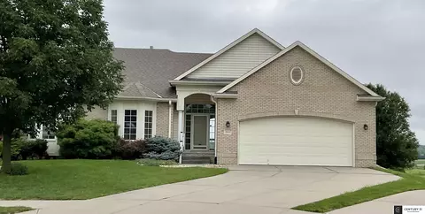 325 Inglewood Cir, Papillion, NE 68133