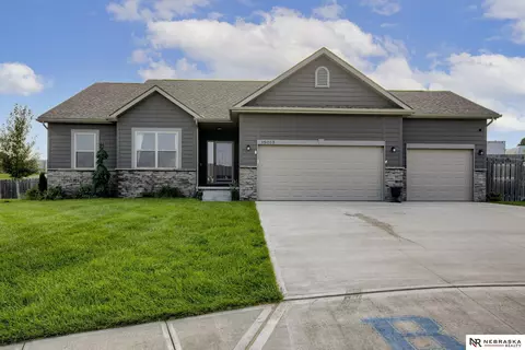 15013 Elderberry Cir, Bennington, NE 68007