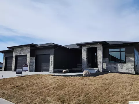 10208 S 97th St, Papillion, NE 68046