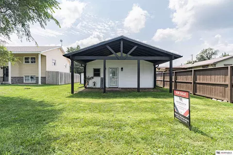 211 W Locust St, Nickerson, NE 68044