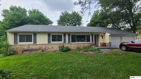 6826 N 60th St, Omaha, NE 68152