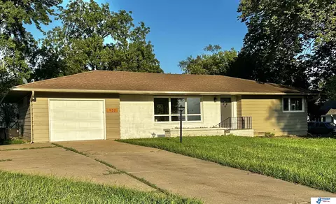 952 N 2nd St, Tecumseh, NE 68450