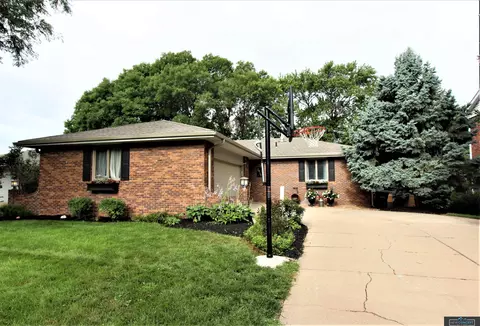 3411 Fox Hollow Rd, Lincoln, NE 68506