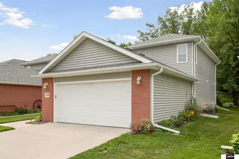 7639 Maplewood Ct, Lincoln, NE 68510
