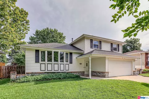 8826 Ruggles Cir, Omaha, NE 68134