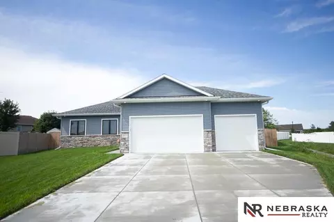 8921 Trader Ct, Lincoln, NE 68507