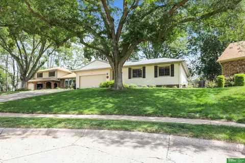 9521 Burdette Cir, Omaha, NE 68134