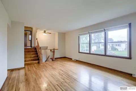 9154 Manderson St, Omaha, NE 68134