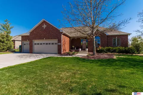 8511 Augusta Dr, Lincoln, NE 68526