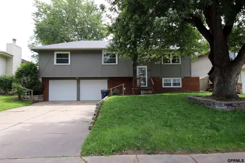 2209 Coventry Dr, Bellevue, NE 68123