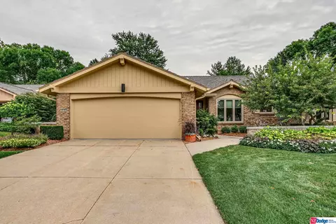 10018 Fieldcrest Dr, Omaha, NE 68114
