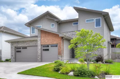 18977 Manderson St, Elkhorn, NE 68022