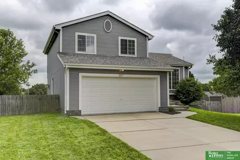 207 Charleston Dr, Papillion, NE 68133