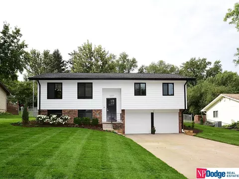 12217 Crawford Cir, Omaha, NE 68144