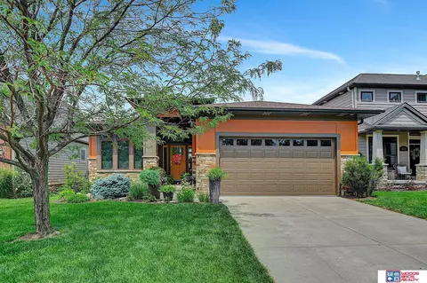 9030 Sandhills Ct, Lincoln, NE 68526
