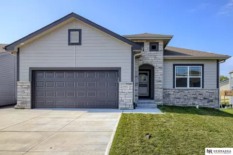 4441 Leawood Dr, Bellevue, NE 68123