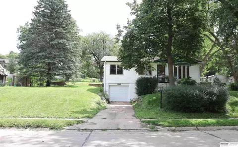 809 Vernon Ave, Bellevue, NE 68005