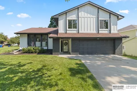 2928 Lynnwood Dr, Bellevue, NE 68123