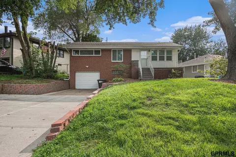 7619 Davis Cir, Omaha, NE 68134
