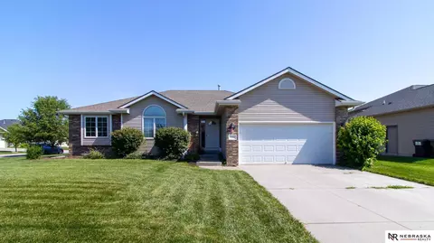 7950 Renatta Dr, Lincoln, NE 68516