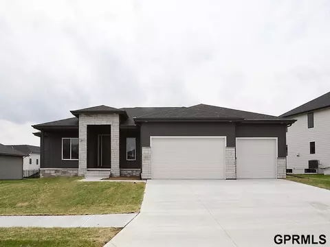 20539 Hartman Ave, Elkhorn, NE 68022