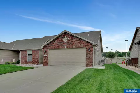 8221 Trail Ridge Ct, Lincoln, NE 68505