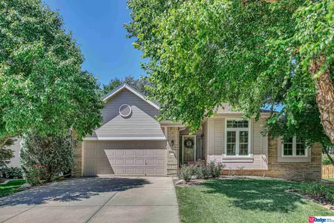 308 Castle Pine Dr, Papillion, NE 68133